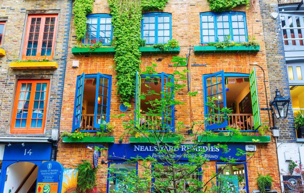 Famous streets in London - Depositphotos